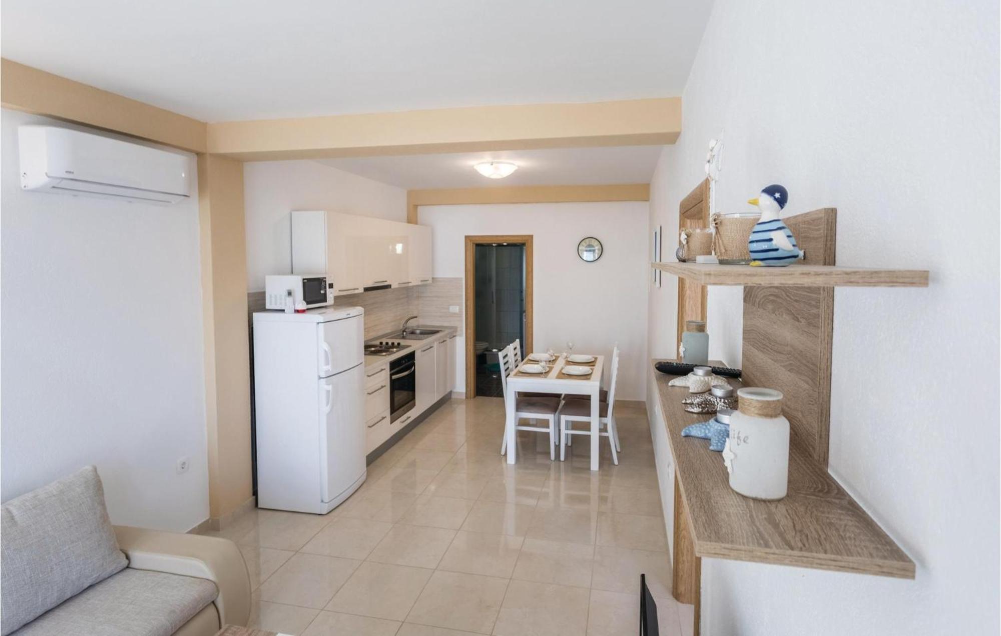 1 Bedroom Amazing Apartment In Komarna Клек Екстериор снимка