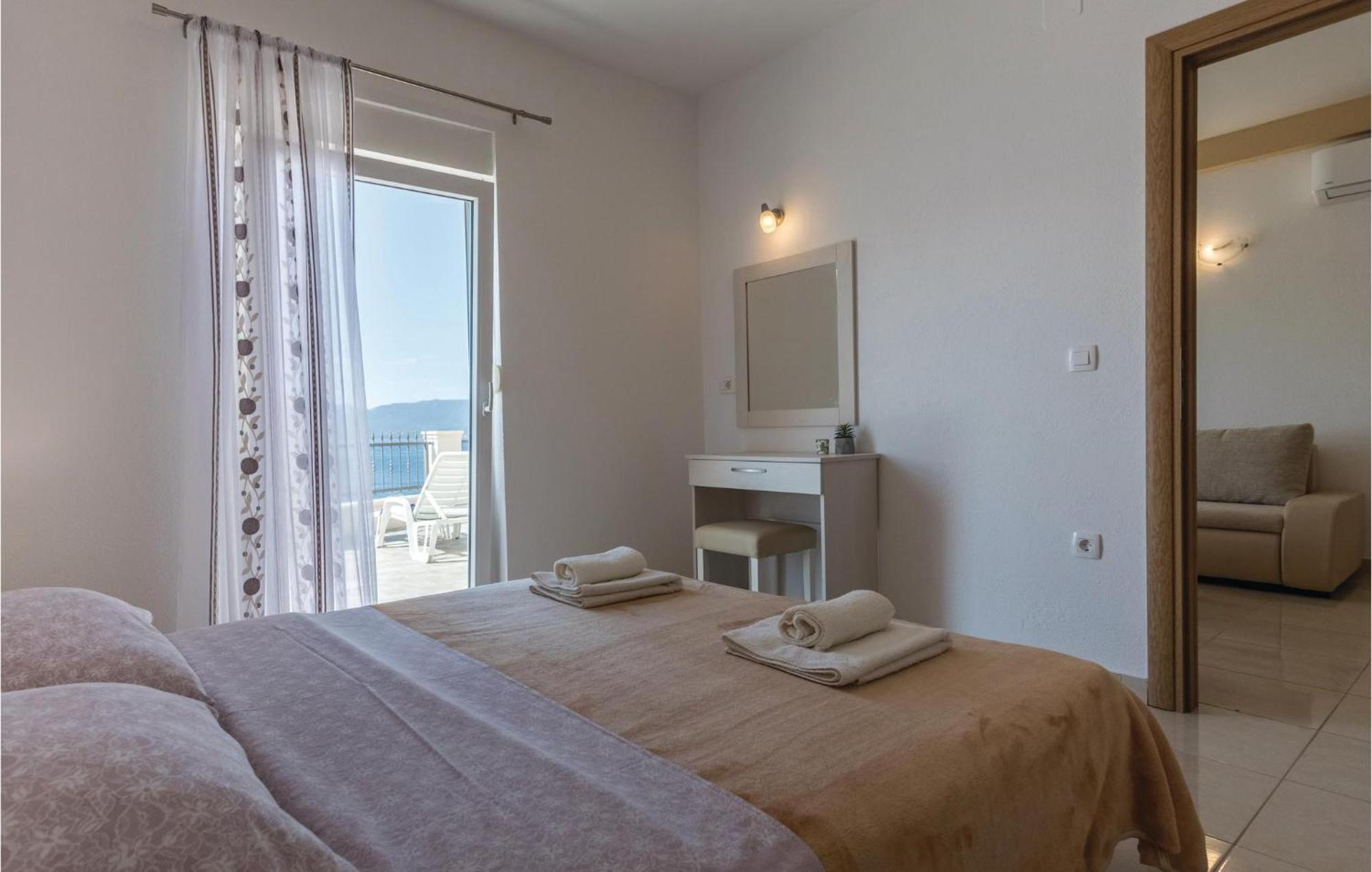 1 Bedroom Amazing Apartment In Komarna Клек Екстериор снимка