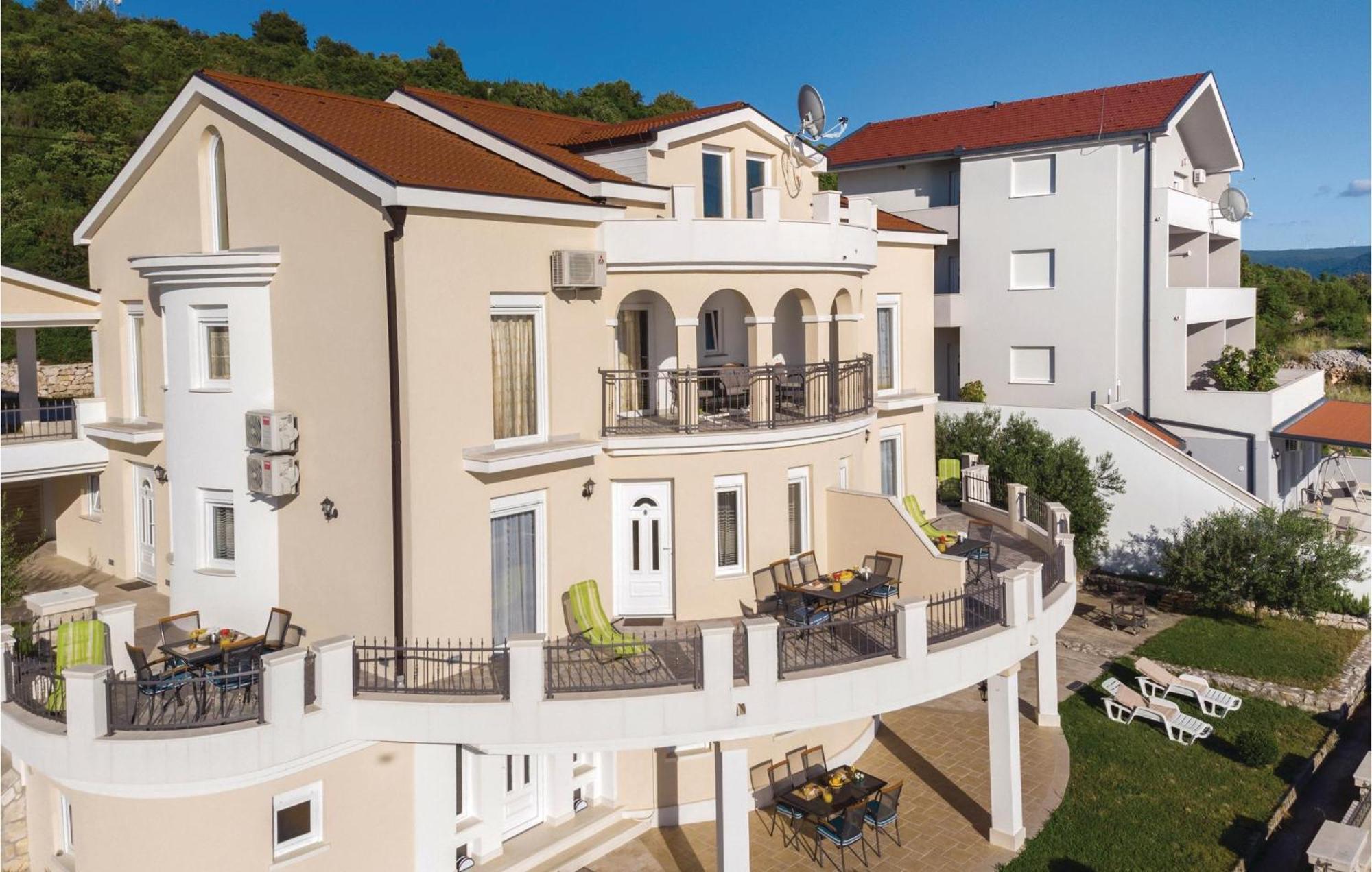 1 Bedroom Amazing Apartment In Komarna Клек Екстериор снимка