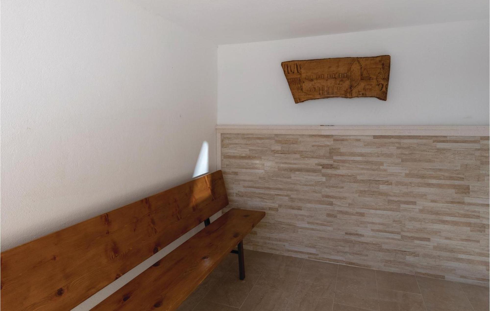 1 Bedroom Amazing Apartment In Komarna Клек Екстериор снимка