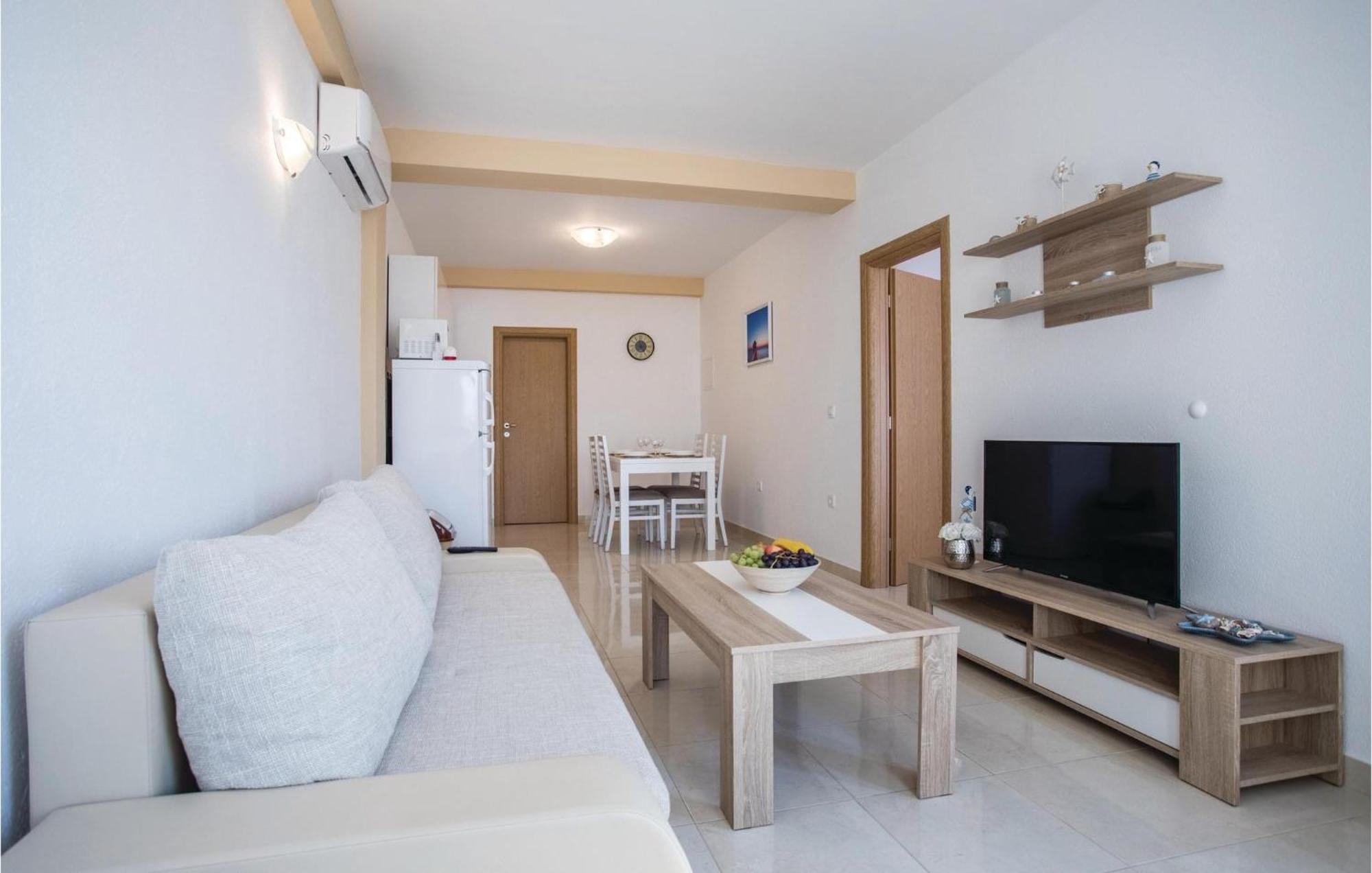1 Bedroom Amazing Apartment In Komarna Клек Екстериор снимка