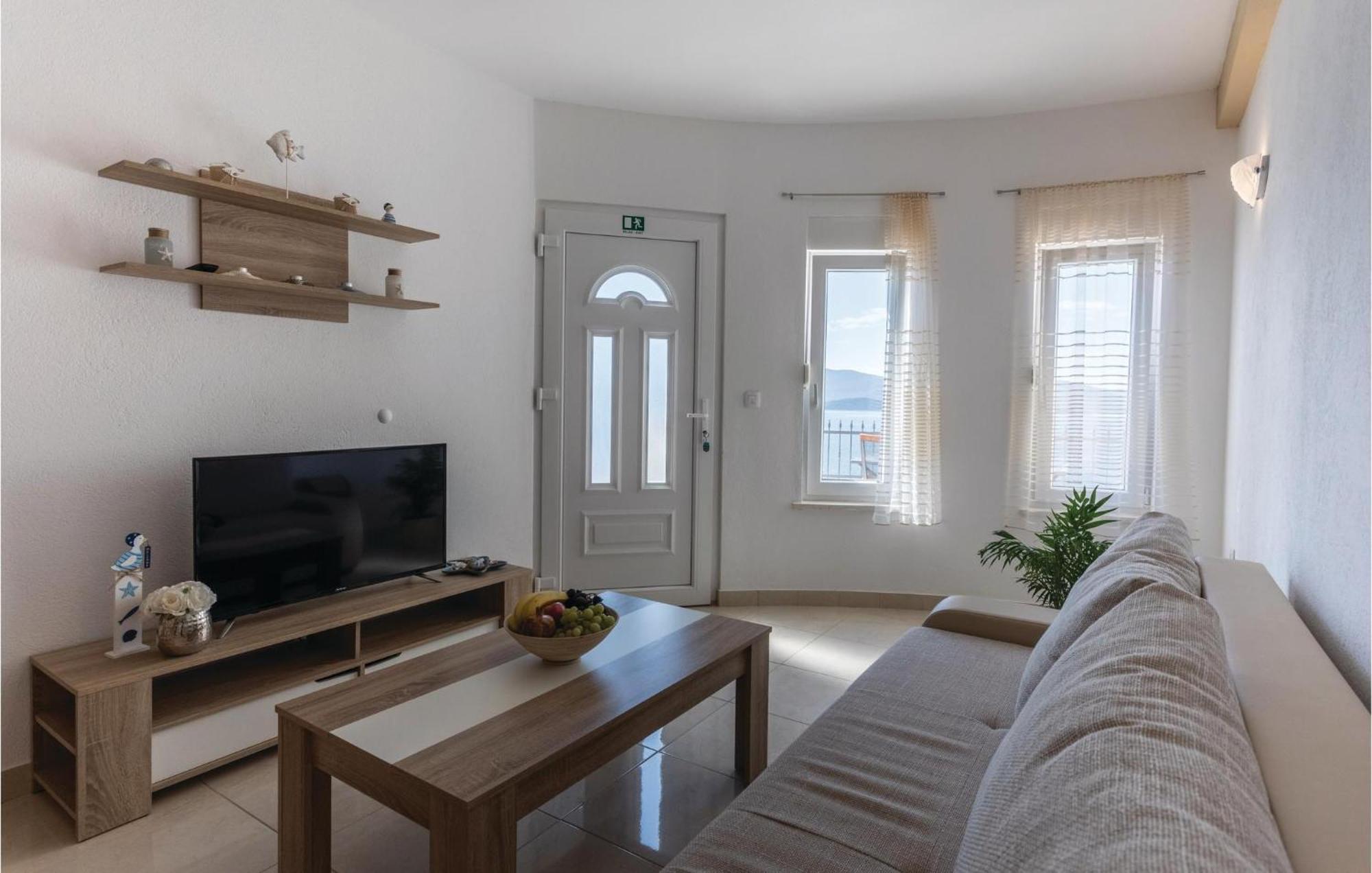 1 Bedroom Amazing Apartment In Komarna Клек Екстериор снимка
