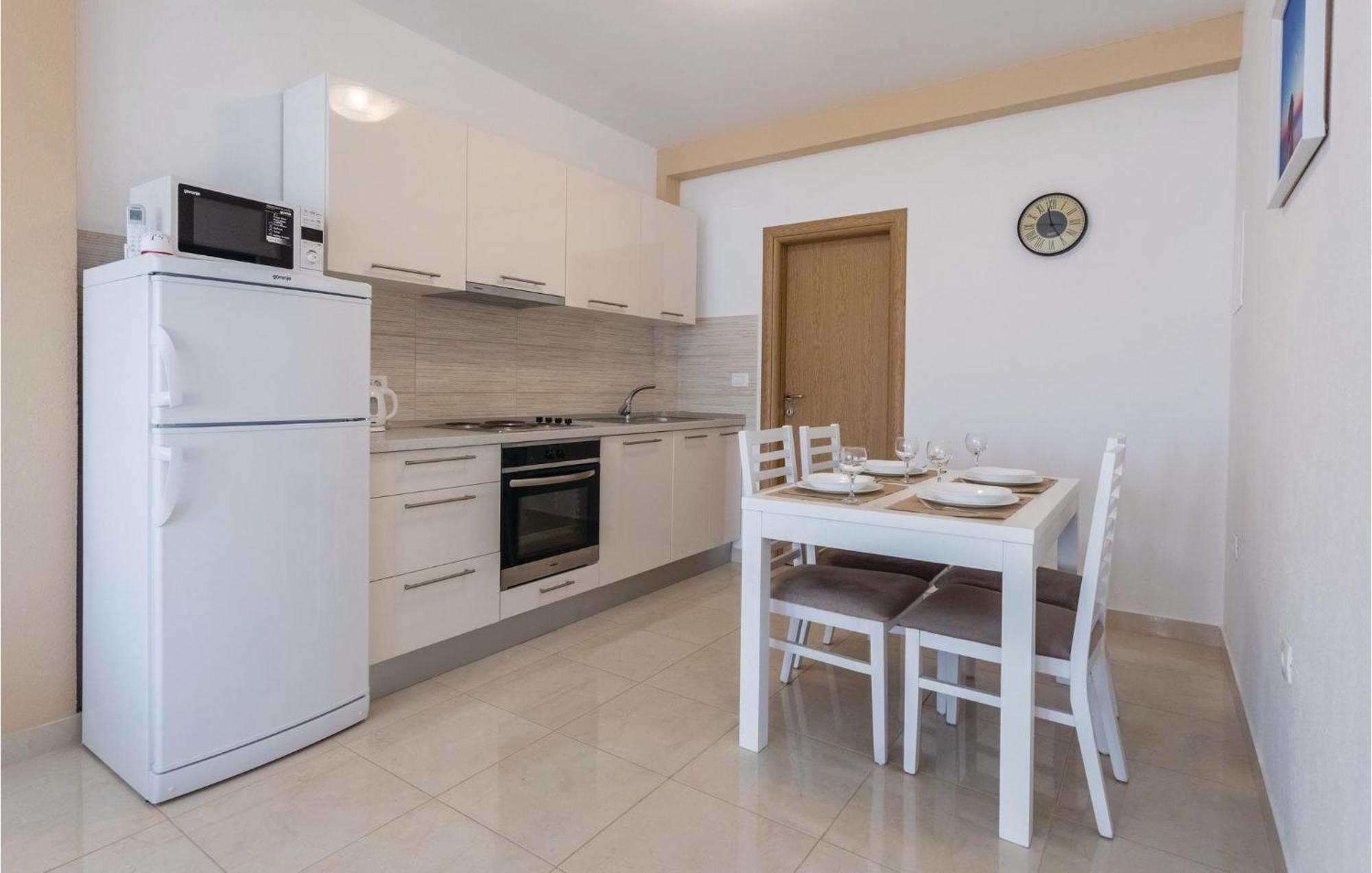 1 Bedroom Amazing Apartment In Komarna Клек Екстериор снимка