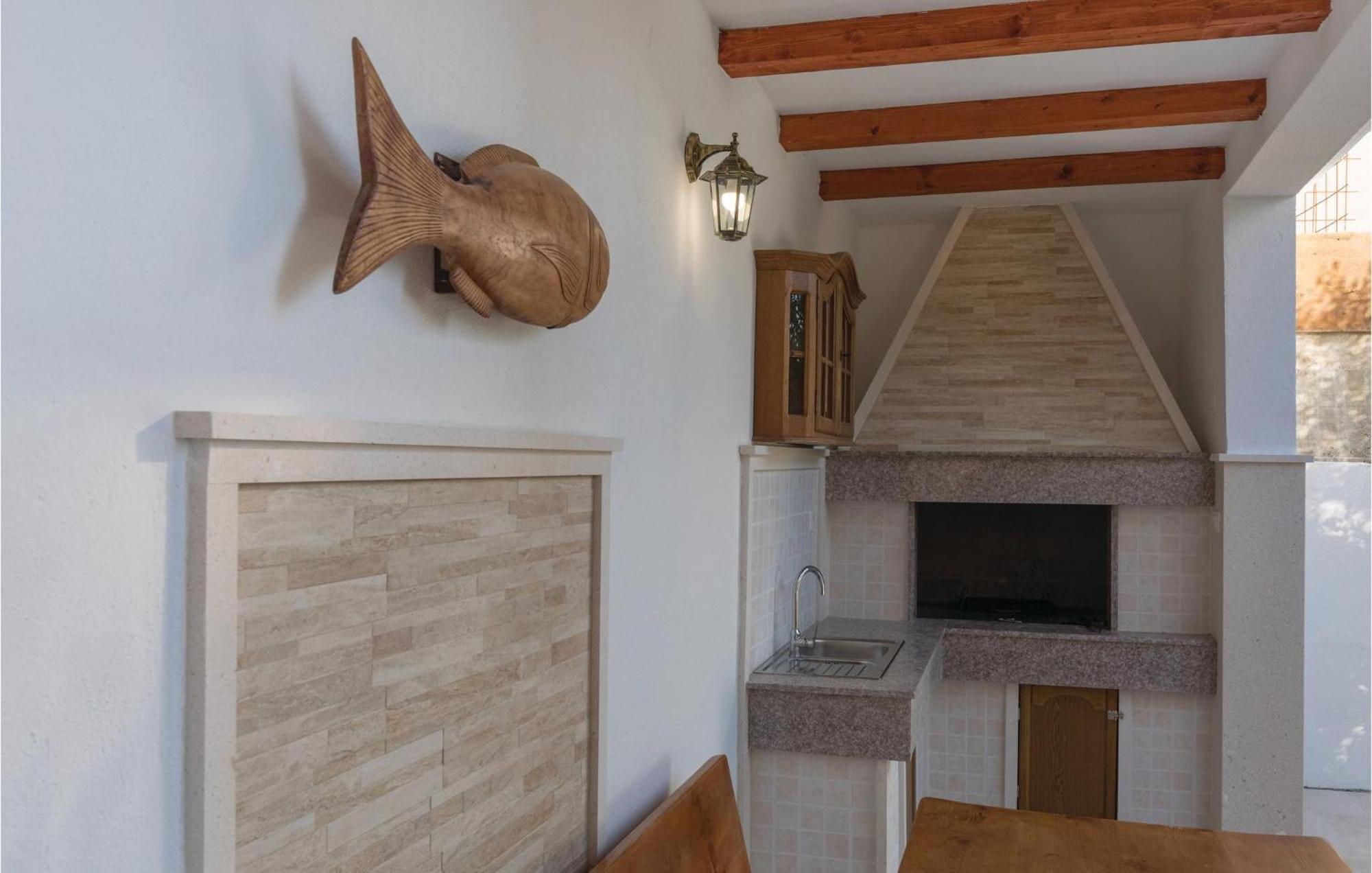 1 Bedroom Amazing Apartment In Komarna Клек Екстериор снимка